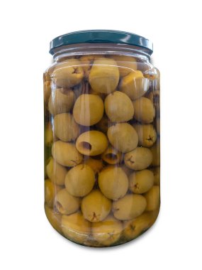 Yeşil kapaklı, cam kavanozda yeşil zeytin. Kırpma yolu da dahil olmak üzere beyaza izole edilmiş.