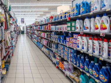 İtalya - 27 Haziran 2024: İtalyan süpermarketinde satılık ev temizlik ürünleri ve deterjanları sergilenen raflarla dolu koridor