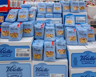 İtalya - 27 Haziran 2024: İtalyan irmikli makarna markası Voiello İtalyan süpermarketinde satışa sunuldu, Voiello Barilla Group 'un bir markasıdır.
