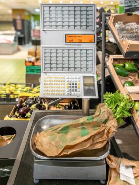 İtalyan süpermarketinde meyve ve sebzeleri tartmak ve etiketlemek için numaralandırılmış anahtarlar.