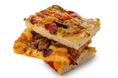 Sebzeli dikdörtgen pizza, domatesli pizza, patlıcan, biber ve soğan. Kırpma yolu dahil beyaza izole edilmiş.