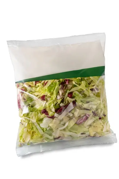 Marul ve hindiba salatası kesilmiş ve süpermarkette satılık plastik poşette yemeye hazır. Kırpma yolu da dahil olmak üzere beyazda izole edilmiş.