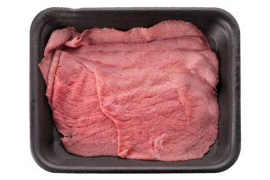 Süpermarket satışı için siyah plastik tepside sığır eti dilimleri, üst görünümü kırpma yolu da dahil olmak üzere beyaza izole edilmiş.