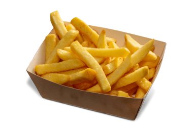 Kartondaki patates kızartması, beyaz üzerine izole edilmiş ve kırpma yolu ile birlikte tepsiyi alır.