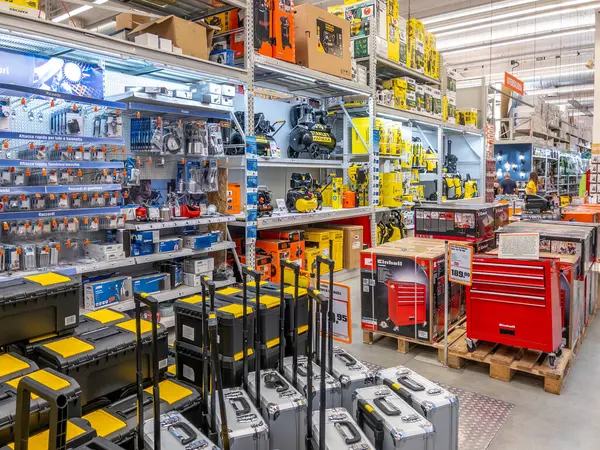 Cuneo, İtalya - 20 Temmuz 2024: Araç dolapları ve alet çantaları, el arabaları ve makineler İtalyan DIY mağazasında satışta