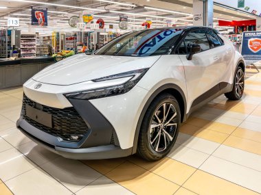İtalya - 25 Temmuz 2024: TOYOTA C-HR 1.8 HEV Hibrit Elektrikli Araç İtalyan süpermarket koridorunda sergilendi