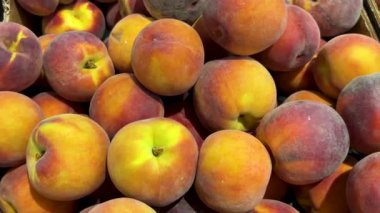 Yukarıdan görünen şeftaliler. Manavın tezgahına yerleştirilmiş şeftalilerin izini sürüyorum..  