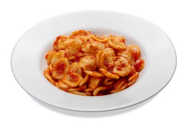 Beyaz tabakta domates soslu makarna. Kırpma yolu da dahil olmak üzere beyaza izole edilmiş. Pugli 'den tipik İtalyan makarnası.