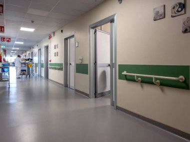 İtalya - 17 Ağustos 2024: Hastane koğuşu koridoru 