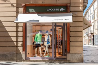 Asti, İtalya - 20 Ağustos 2024: Del Teatro Alfieri üzerinden Lacoste butik mağazası