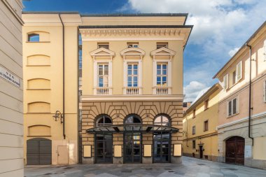 Asti, İtalya - 20 Ağustos 2024: Vittorio Alfieri Belediye Tiyatrosu ön cephe dış girişi 1860 yılında açıldı