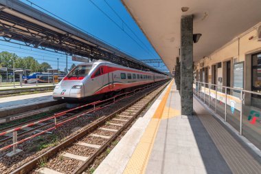 Asti, İtalya - 20 Ağustos 2024: Trenitalia 'nın Freccia Argento (Gümüş Ok) adlı yüksek hızlı treni ile tren istasyonu platformu manzarası