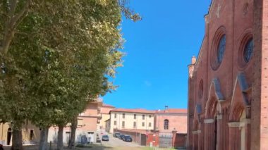 Asti, İtalya - 20 Ağustos 2024: Santa Maria Assunta Katedrali üzerinde pano) 