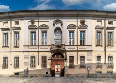 Asti, İtalya - 20 Ağustos 2024: Palazzo Alfieri, şair Vittorio Alfieri 'nin doğum yeri. Corso Alfieri 'deki sarayın girişindeki barok cephesi.