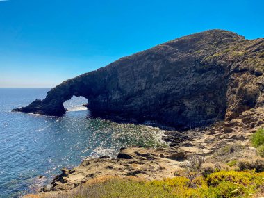 Fil Yayı dev lav kayalıklarının suya dalması Pantelleria, Sicilya, İtalya 'nın bir sembolüdür.