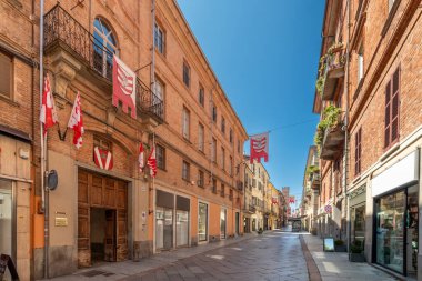 Asti, İtalya - 20 Ağustos 2024: Via Vittorio Alfieri 'nin tarihi merkezindeki yayalara antik binalar ve Asti Palio' sunun kollu pankartlarıyla bakınız