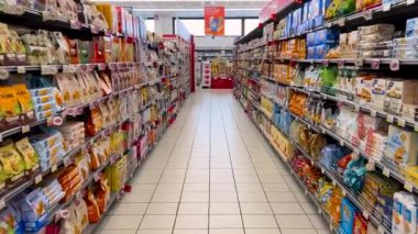 İtalya - 28 Ağustos 2024: Koridor tatlıları ve kurabiyeler, Mısır gevreği reçelleri ve tatlılar ve bitkisel çaylar, raflar arasında sübjektif izleme sahneleri ve İtalyan süpermarketlerinde satışa sunulan paketler