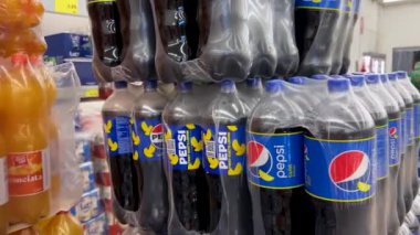 İtalya - 28 Ağustos 2024: Pepsi bükülmüş limon plastik şişeleri, İtalyan süpermarketinde satılık paketler üzerindeki dairesel izleme çekimleri