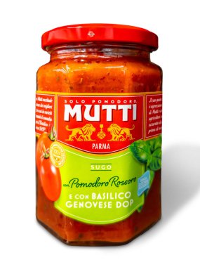 İtalya - Eylül 04, 2024: Mutti marka domates ve fesleğen sosu cam kavanozda beyaz, kırpma yolu dahil. Mutti, İtalya 'nın Parma şehrinde tarihi ve büyük bir konserve fabrikası..