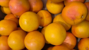 Karton kasalarda kırmızı greyfurtlar, üst görüntüde izleme görüntüleri.