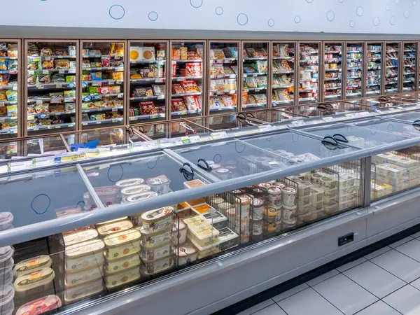 İtalya - 18 Eylül 2024: İtalyan süpermarket koridorlarında dondurulmuş gıda paketleriyle birlikte dondurulmuş tezgahlar ve dolaplar