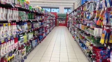 Üst görüntüde yeni toplanmış erikler kaydırak takibi çekimleri 