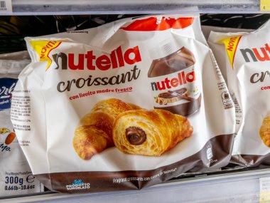 İtalya - 26 Eylül 2024: Nutella Ferrero Croissant paket halinde İtalyan süpermarketinde satılığa çıkarıldı. Donmuş hazır Nutella kremalı kruvasan.