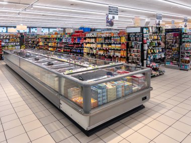 İtalya - 18 Eylül 2024: Buzdolabı tezgahlı ve raflı İtalyan süpermarketinin iç görünümü