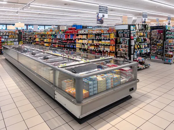 İtalya - 18 Eylül 2024: Buzdolabı tezgahlı ve raflı İtalyan süpermarketinin iç görünümü