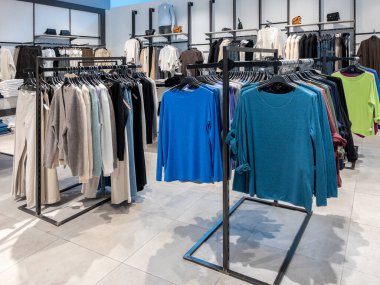 Kadın kazakları ve çamaşır ipleri mağazada sergileniyor.