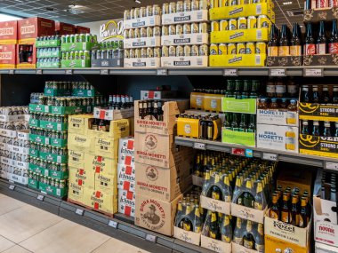 Fossano, İtalya - 25 Eylül 2024: İtalyan indirim mağazasında indirimli fiyatlarla Aldi süpermarket raflarında çeşitli marka ve türlerde bira sergilendi