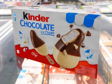İtalya - 18 Eylül 2024: Kinder Çikolatalı Dondurma Ferrero Paketi, Çikolata ve sütlü çikolata kaplı çubuk dondurma
