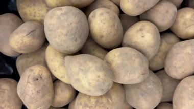 Toprakla kirletilmiş taze hasat edilmiş patatesler, manavın kutusundaki patateslerin iz sürme sahneleri.