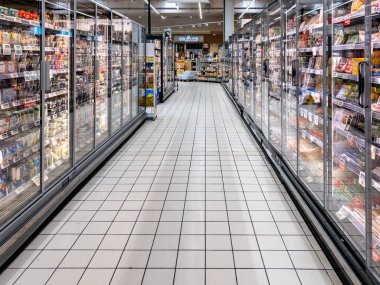 İtalya - 12 Ekim 2024: Süt ürünleri ve salam paketleriyle soğutulmuş vitrinler ve İtalyan süpermarket koridorlarında taze makarna