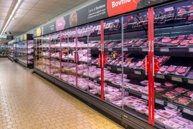 Süpürge paketlerinde et, domuz eti ve tavuk eti İtalyan süpermarket koridorunda satılmak üzere soğutulmuş vitrinlerde sergileniyor.