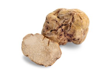 Kırpma yolu da dahil olmak üzere beyazda izole edilmiş bir kesiğin yanındaki tüm Alba beyaz trüf mantarı