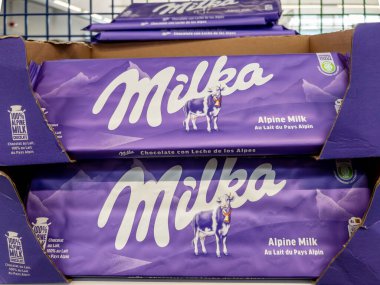 İtalya - 11 Kasım 2024: Milka çikolatası İtalyan bir süpermarketin rafında leylak renkli ambalajla, Milka Mondelez Group 'un İsviçre çikolatası