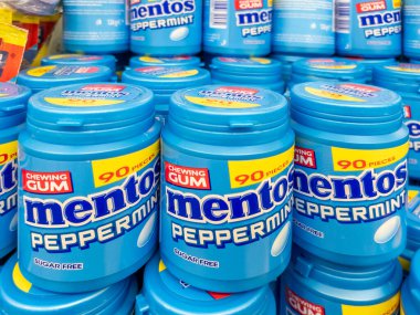 İtalya - 11 Kasım 2024: Süpermarketlerde satılık plastik kutularda şekersiz mentos naneli sakız