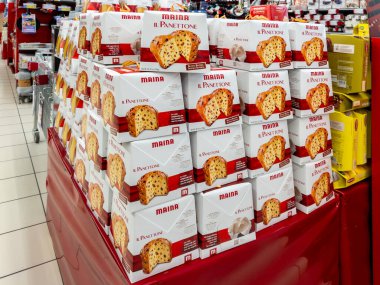 İtalya - 13 Kasım 2024: İtalyan süpermarketlerinde istiflenmiş ve sergilenmekte olan Maina panettone, İtalyan süpermarketlerinde satılık paketler, Maina italiana 'nın önemli bir markası.