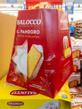 İtalya - 13 Kasım 2024: İtalyan süpermarketlerinde satışa sunulan Balocco Pandoro, Pandoro ve Panettone Noel pastalarının önemli bir markasıdır.