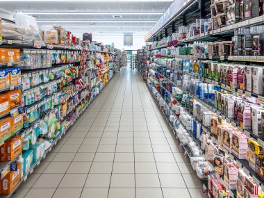 İtalya - 13 Kasım 2024: Mercato süpermarket koridoru, saç ve vücut bakımı ve bebek ürünleri rafları ile İtalyan süpermarketi