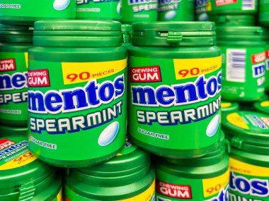 İtalya - 11 Kasım 2024: Şekersiz Mentos nane sakızı süpermarketlerde satılmak üzere yeşil plastik kutularda