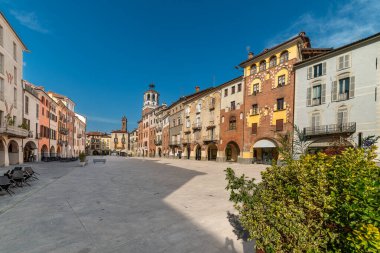 Savigliano, Cuneo, Piedmont, İtalya - Sivil kulesi olan Piazza Santarosa, tarihi atari salonlu tarihi binaları olan ana parke taşı meydanı