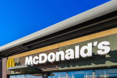 İtalya - 27 Kasım 2024: McDrive logosu asfaltta sarı çizilmiş ve işaret okuyla McDrive bir McDonald 's hizmetidir
