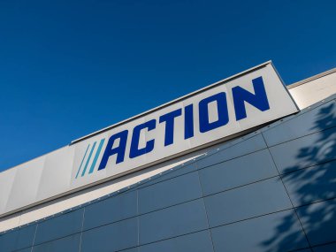 Savigliano, İtalya - 17 Aralık 2024: mavi gökyüzünde Action Store indirimi. Düşük maliyetli ürünler satan Hollanda mağaza zinciri. Eylemin Avrupa 'da 400' den fazla mağazası var