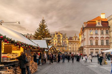 Prag, Çek Cumhuriyeti - 19 Aralık 2024: Noel süslemeleri ve Noel ağacıyla Eski Şehir Meydanı 'nda Noel pazarı