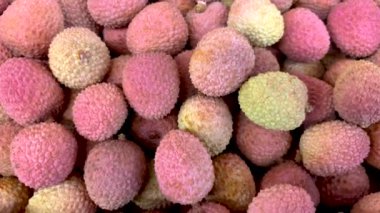 Manavın tezgahında Lychee meyveleri, Madacascar Lychee 'nin izleme çekimi