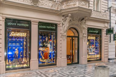 Prag, Çek Cumhuriyeti - 20 Aralık 2024: Louis Vuitton Parizska 'daki lüks butik mağazası (Paris Caddesi))  