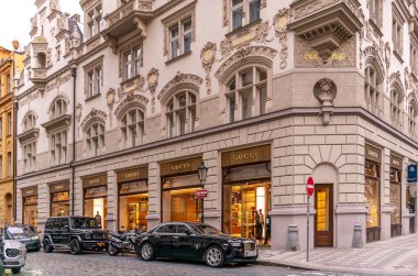 Prag, Çek Cumhuriyeti - 20 Aralık 2024: Jchymova ve Parizska 'nın (Paris Caddesi) kesişiminde Rolls-Royce Black Car ve lüks siyah arabalar ve motosikletli Gucci Butik Mağazası