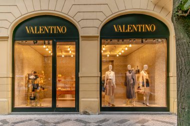 Prag, Çek Cumhuriyeti - 20 Aralık 2024: Parizska 'daki Valentino butik mağazası (Paris Caddesi). Valentino Garavani tarafından kurulan lüks bir moda markası.